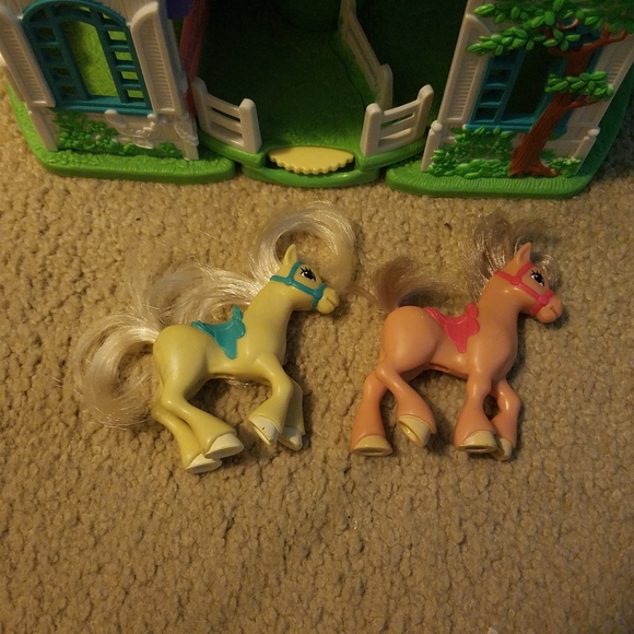 Fisher Price | Expandable Pony Barn with Ponies - Picture 3 of 10